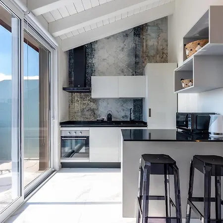 Luxury Penthouse For 6 Guests, Free Parking *